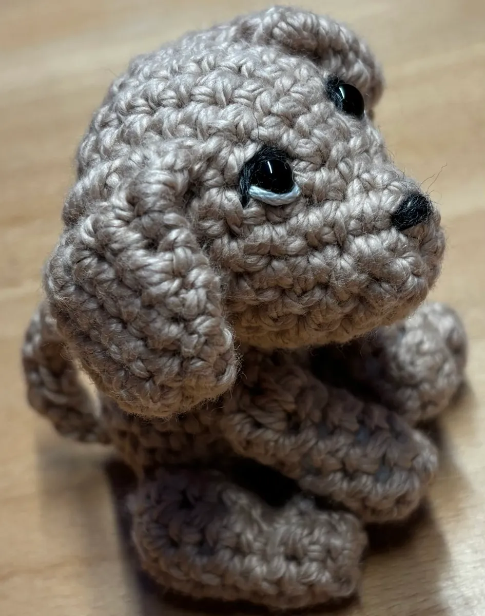 Gehäkelter Welpe mit grossen Augen